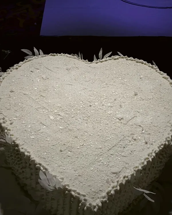 A white heart-shaped 65 Cakes centrepiece at a wedding